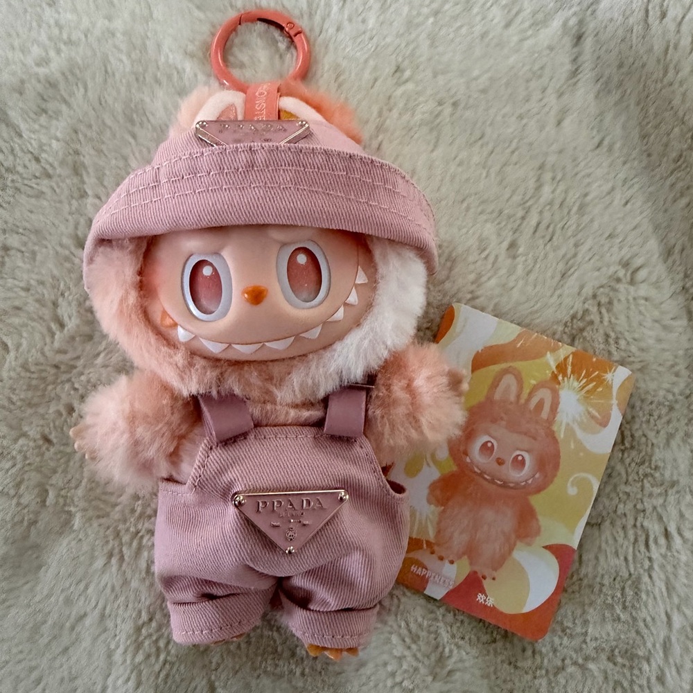 Labubu- Big Into Energy- Happiness
*Comes with plush, outfit and card*